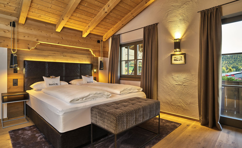 Die modernen Schlafzimmer verfügen über einen direkten Zugang zum Balkon- Chaleturlaub in Bayern