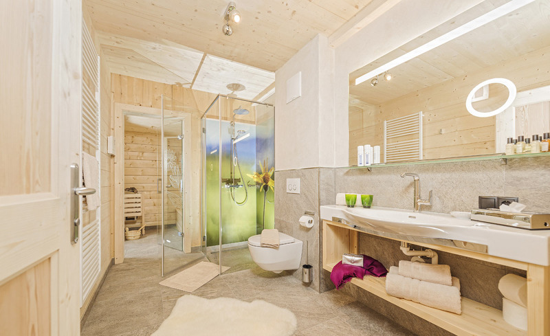 Großzügiges, modernes Badezimmer in einer der rosuites auf Lichteben in Tirol