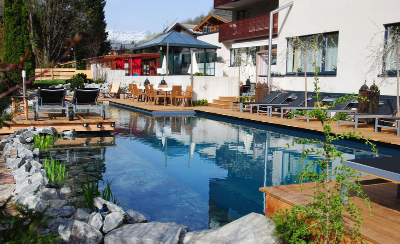 Outdoor Pool im Sommer im Hotel Alpen-Karawanserai