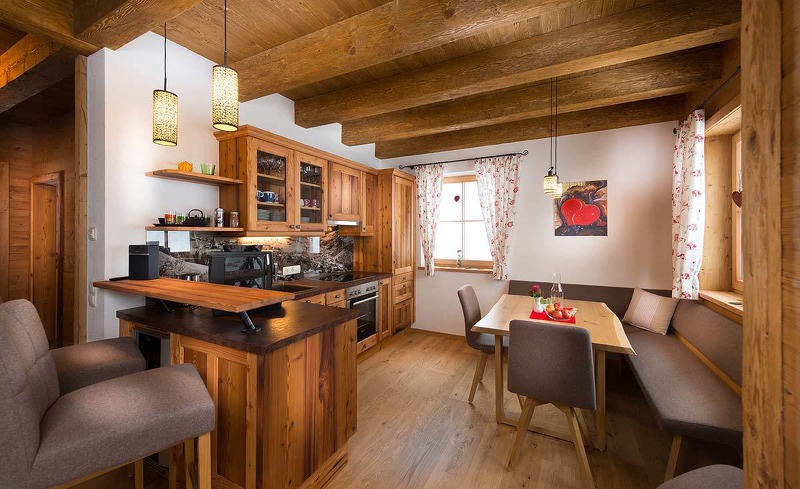 Chaleturlaub in Wagrain-Der Koch- und Essbereich verfügt eine Küche, Sitzecke und Bar