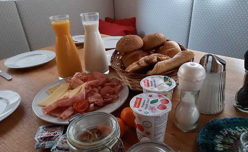 birnbaum-chalets-angebot-winter-special-fruehstueck