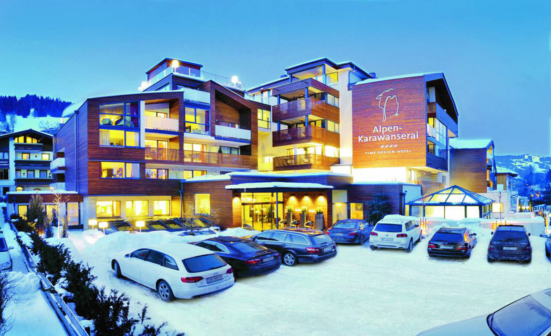 Außenansicht des Design Hotels Alpen-Karawanserai im Winter