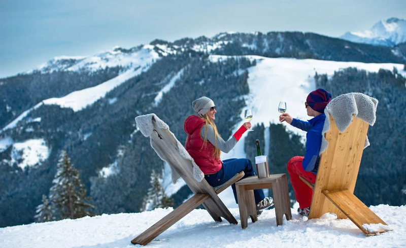 Weingenuss auf der Piste des Skigebietes Alpendorf - Skiurlaub im Hotel Alpendorf