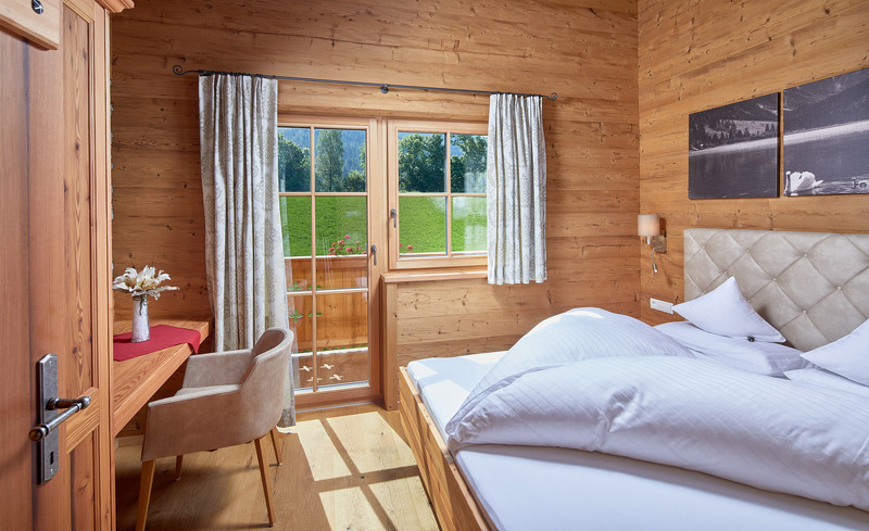 Es erwartet Sie ein modernes Schlafzimmer mit Blick ins Grüne- Sommerurlaub in Salzburg