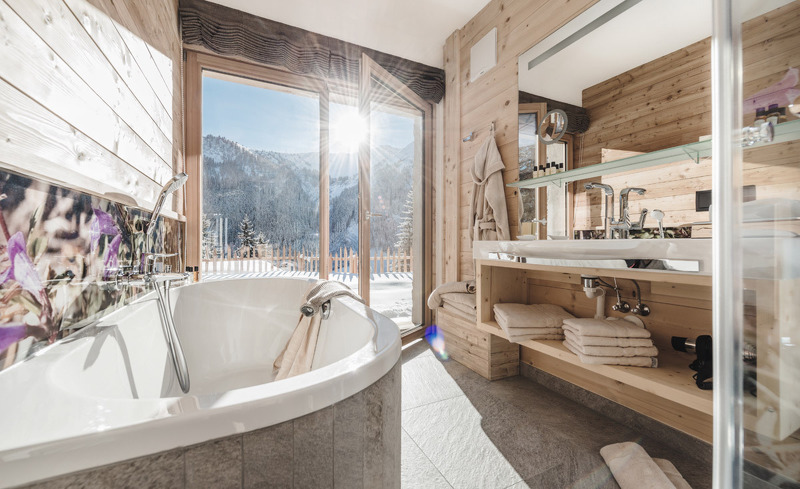 In den rosuites erwartet Sie ein Badezimmer mit Ausblick auf die Tiroler Bergwelt