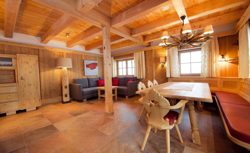 Genießen Sie das Ambiente des gemütlichen Wohnzimmers in der Wallegg-Lodge im Salzburger Land