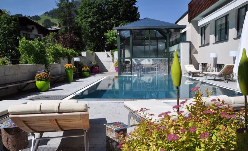 Outdoor-Pool des Time Design Hotels im Sommer