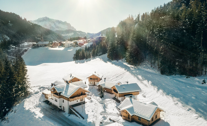Das schneebedeckte Chaletdorf Pradel Dolomites