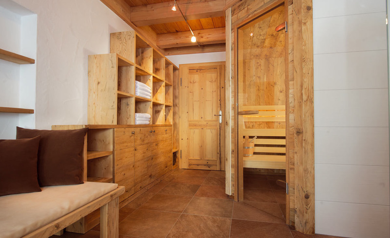 Wundervolles Altholz-Mobiliar in der Wallegg Lodge direkt an der Piste in Saalbach Hinterglemm in Salzburg