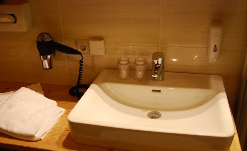 Badezimmer aus Altholz in den Zimmern des Hotels Edelweiss