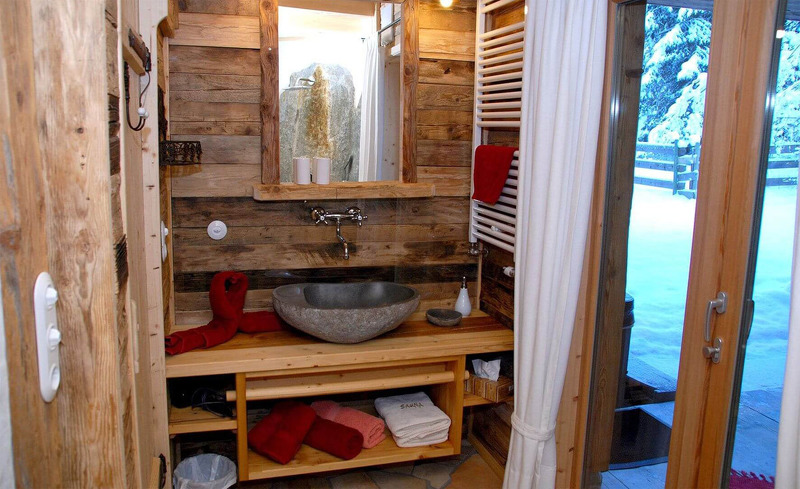 Großräumiges Badezimmer mit eleganten Design in den Chalets Moll