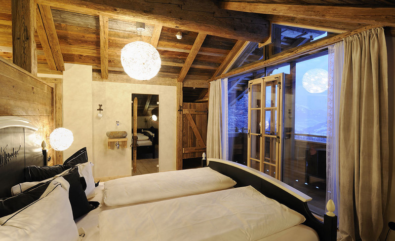 Die Schlafzimmer in den Chalets sind mit duftendem Zirbenholz getäfelt- Chaleturlaub im Salzburger Land