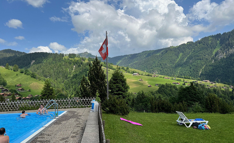 engel-ingold-lodge-aussicht-garten-pool-2