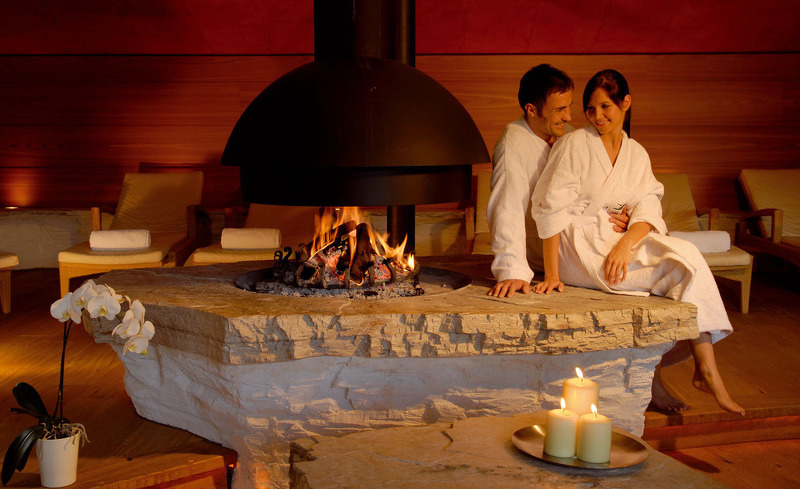 Romantischer Kamin im Spabereich des ADLER Resorts in Italien