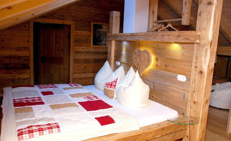 Komfortables Schlafzimmer in den Chalets Moll im Tannheimer Tal