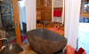 Wunderschöne und designvolle Badewanne im Badezimmer der Almhütten Moll