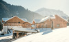 Romantische Winterlandschaft im Chaletdorf Pradel Dolomites in Südtirol