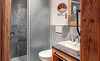 Das voll ausgestattete Badezimmer des Highking Chalets Grünegg glänzt mit modernen Design und viel Komfort
