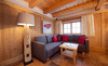 Gemütliche Lounge mit Panoramablick in der Wallegg Lodge in Salzburg