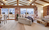 Edler Wohnbereich mit atemberaubendem Panoramablick in den Tennerhof Luxury Chalets