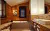Luxus im Chalet F- Das Badezimmer im Chaletdesign verfügt über Radio und Flachbild TV