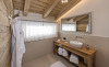 Die Badezimmer in den Aadla Walser Chalets verfügen über eine hochwertige Ausstattung