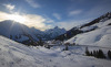Die Aadla Walser Chalets befinden sich an der Talabfahrt des Skigebiets Arlberg