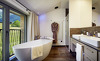 Die Badezimmer des Chalets Salena in Südtirol glänzen mit luxuriösen Design