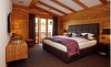 Chalet F- Stilvoll gestaltete Schlafzimmer im Chalet Design