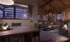 Der offene Wohn- und Essbereich mit Kamin sorgt für ein gemütliches Ambiente während Ihrem Familienurlaub im Chalet