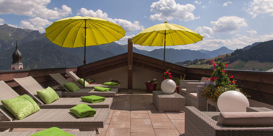 Dachterrasse mit Blick auf die Tiroler Berge