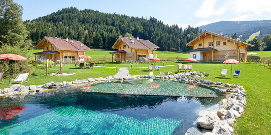 Im Sommer steht Ihnen im Chaletdorf Lehenriedl ein großer Badeteich zum Schwimmen zur Verfügung