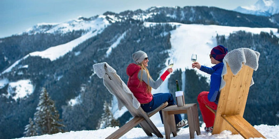 Weingenuss auf der Piste des Skigebietes Alpendorf - Skiurlaub im Hotel Alpendorf