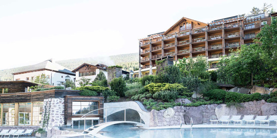 Außenansicht des ADLER MED Hotels in der Toskana