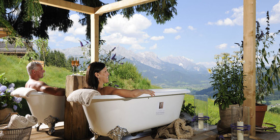 Entspannen Sie in der Außenbadewanne im Waldbad des Bergdorfes Priesteregg