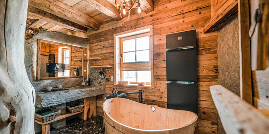 Luxuriös ausgestattetes Badezimmer mit uriger Austattung in den Chalets Moll
