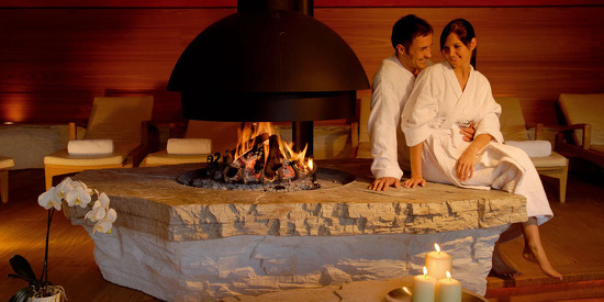 Romantischer Kamin im Spabereich des ADLER Resorts in Italien