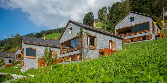 Die Ferienhäuser Smaragdjuwel bieten Urlaub auf drei Ebenen im alleinstehenden Haus