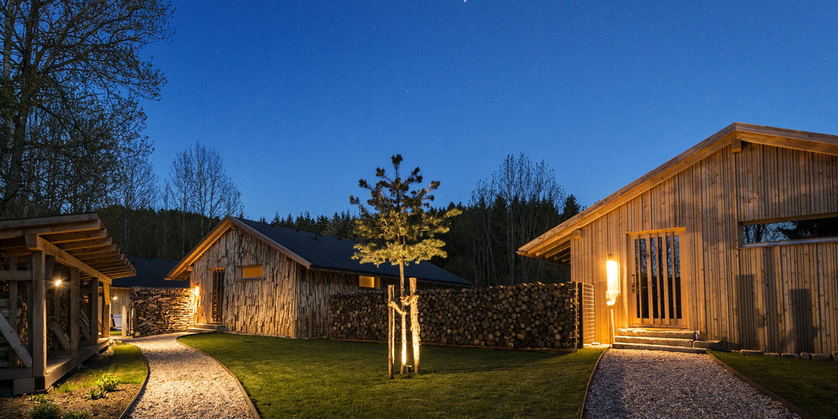 Das gepflegte und ansprechend gestaltete Feriendorf Forstgut verfügt über exklusive Chalets mitten im Bayerischen Wald 