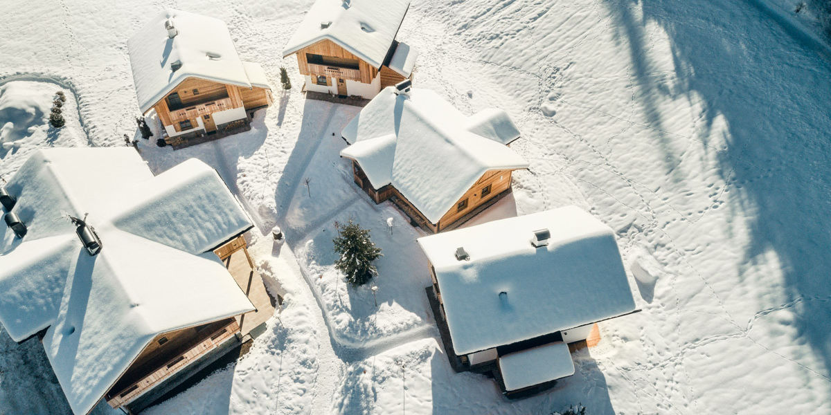 Das schneebedeckte Hüttendorf Pradel Dolomites von oben