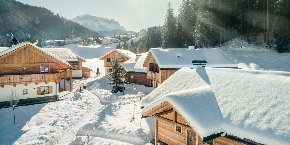 Schneebedecktes Hüttendorf