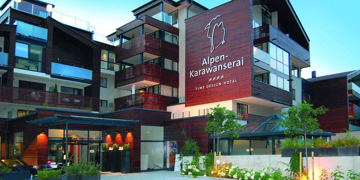 Außenansicht des Alpen-Karawanserai Time Design Hotel in Hinterglemm